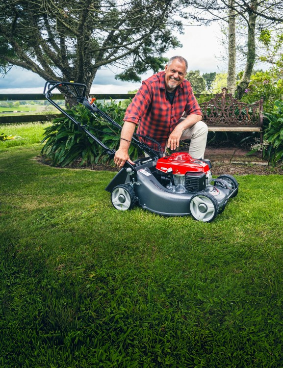 hru216-lawn-mower-product-page-hero-mobile-1600x2080-min